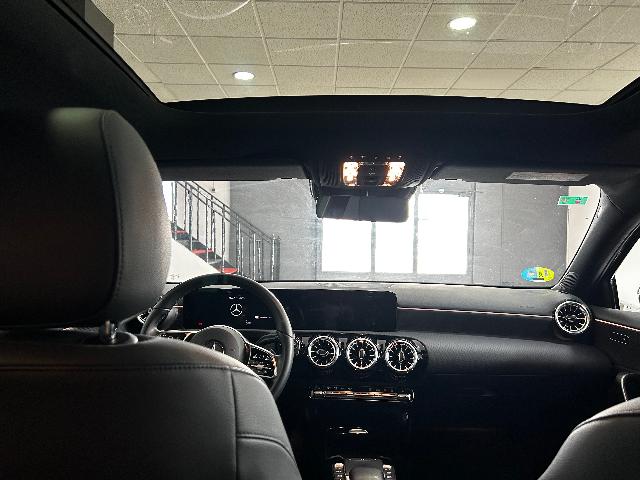 Vista interior trasera hacia el salpicadero del Mercedes-Benz Clase A 250 e Sedan