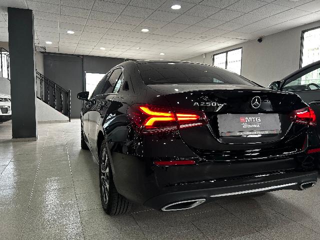 Mercedes-Benz Clase A 250 e Sedan negro vista trasera lateral