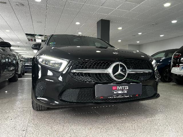 Mercedes-Benz Clase A 250 e Sedan negro vista frontal baja