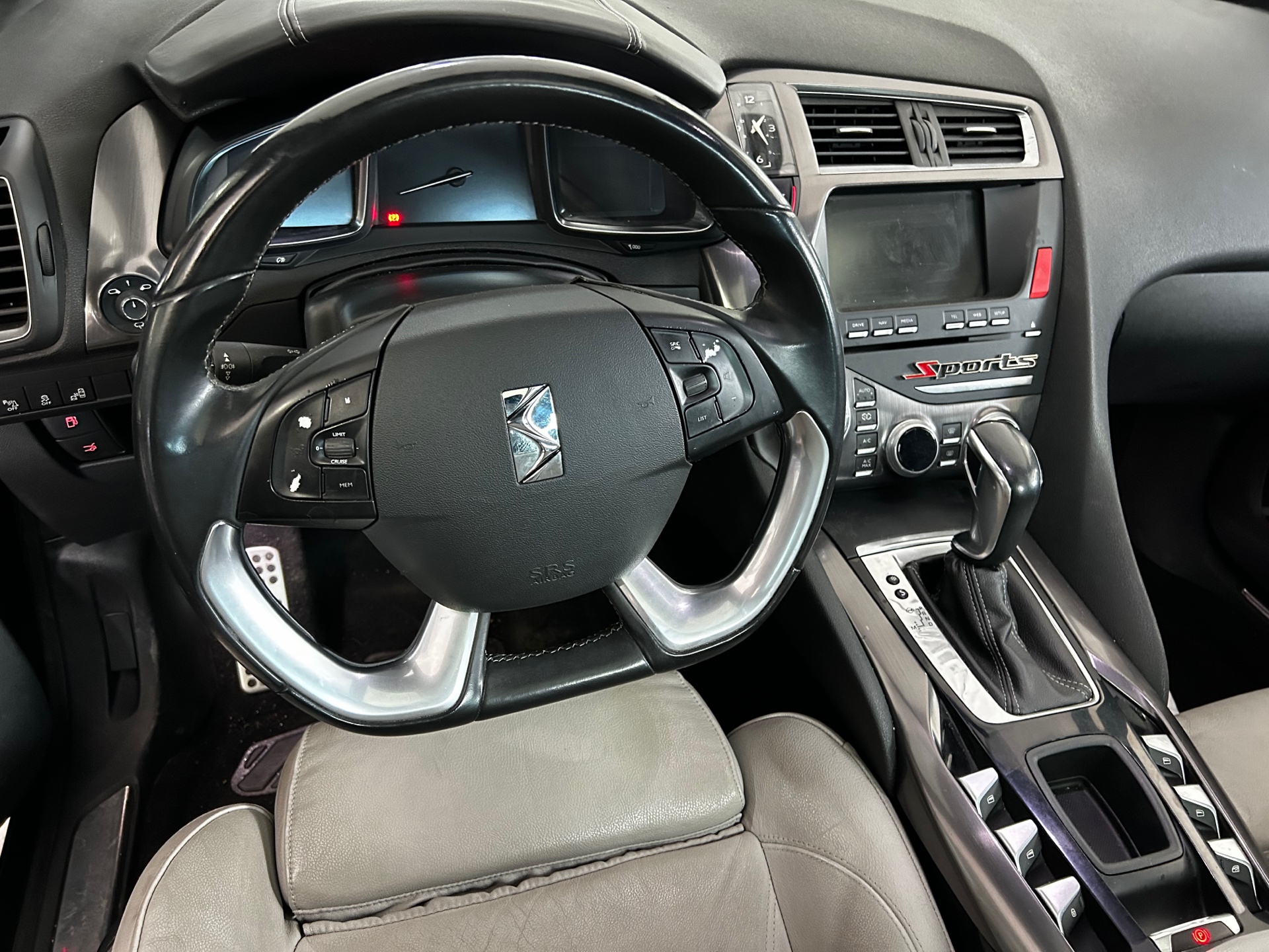 Volante y puesto de conducción del DS 5