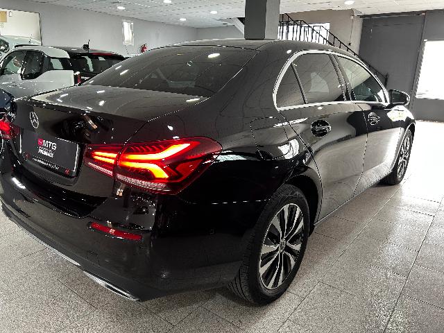 Mercedes-Benz Clase A 250 e Sedan negro vista trasera izquierda en exposición