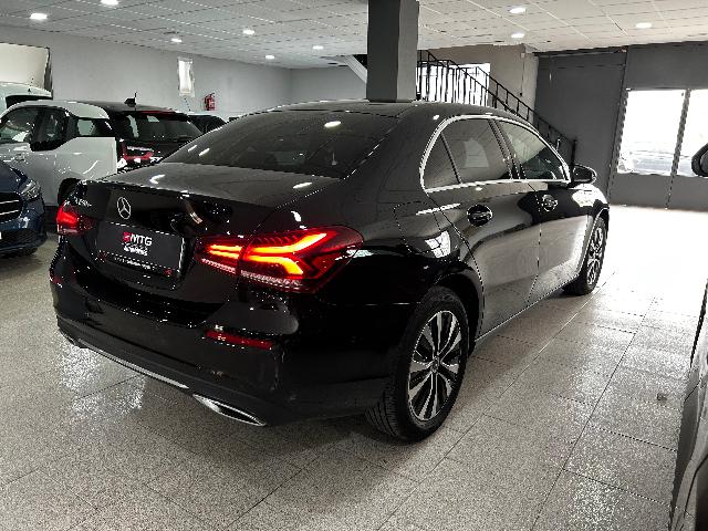 Mercedes-Benz Clase A 250 e Sedan negro vista trasera derecha en exposición