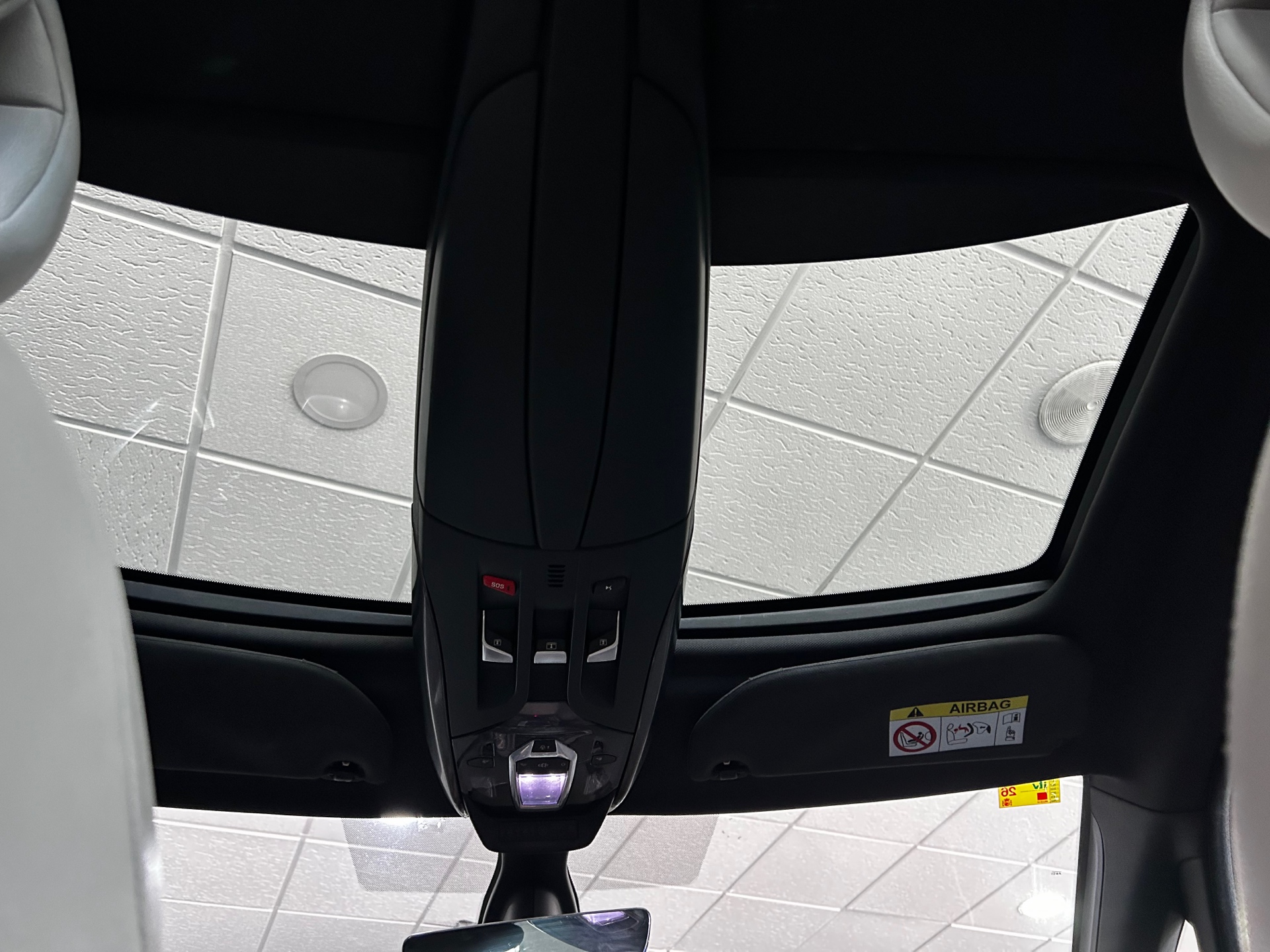 Vista del techo panorámico del DS 5 desde el interior