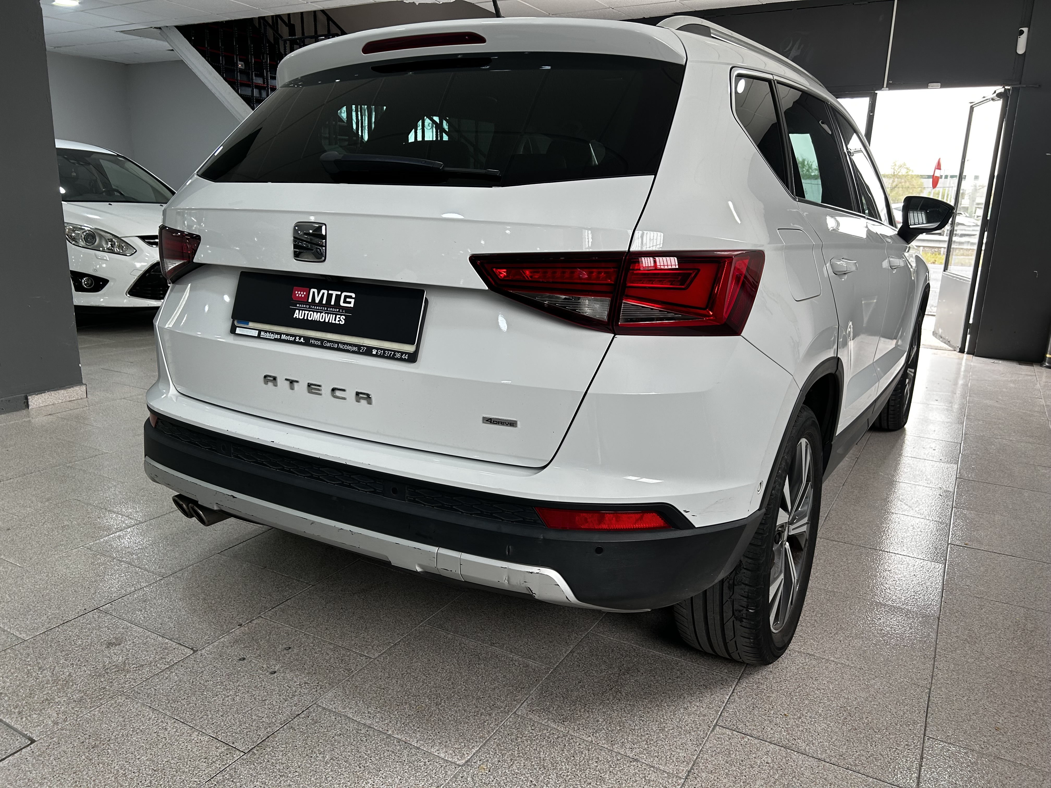 SEAT Ateca blanco vista trasera lateral