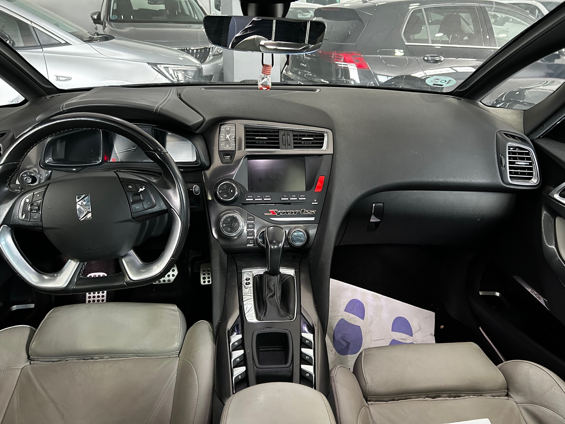 Salpicadero y consola central del DS 5