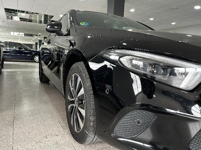 Detalle frontal y llanta del Mercedes-Benz Clase A 250 e Sedan