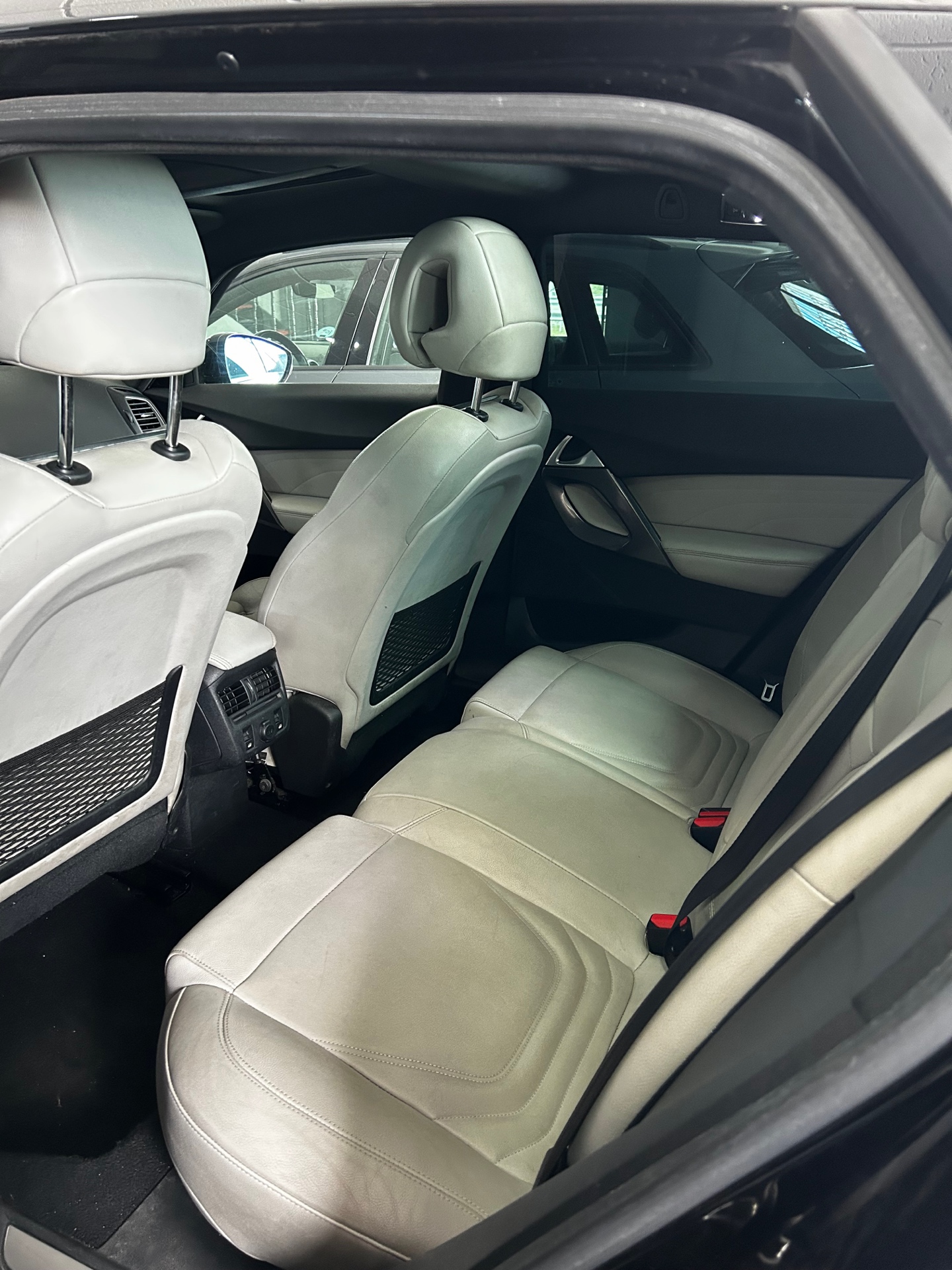 Asientos traseros tapizados en cuero beige del DS 5