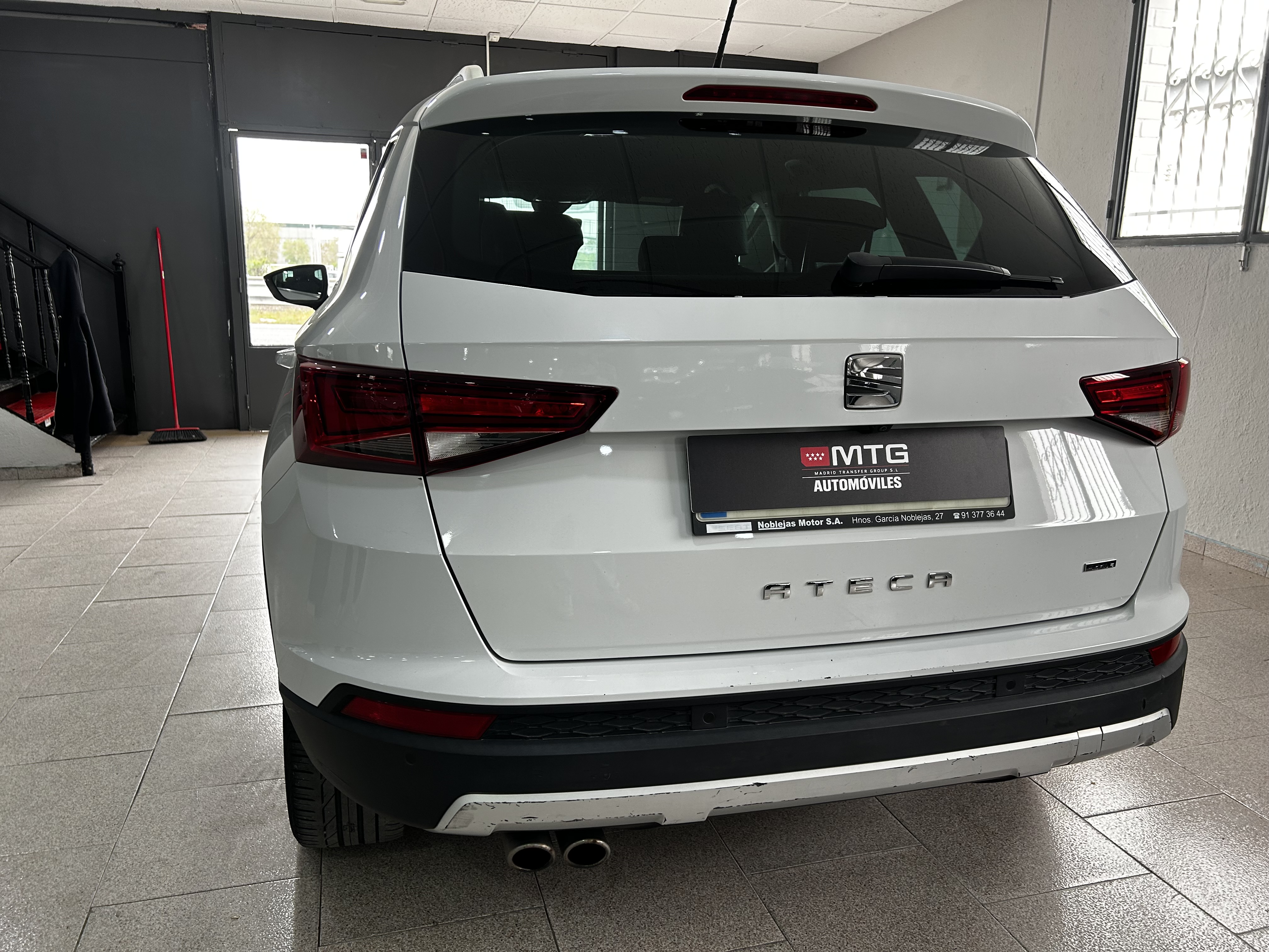 SEAT Ateca blanco vista frontal lateral en exposición
