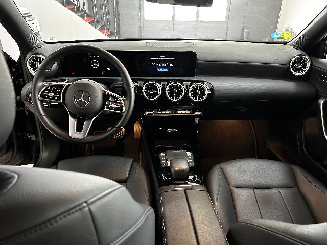 Salpicadero y asientos delanteros del Mercedes-Benz Clase A 250 e Sedan