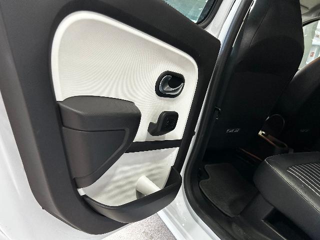 Renault Twingo blanco perfil lateral