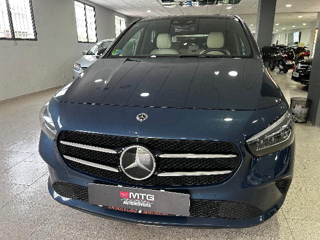 Mercedes-Benz Clase B 250 e azul frontal en exposición
