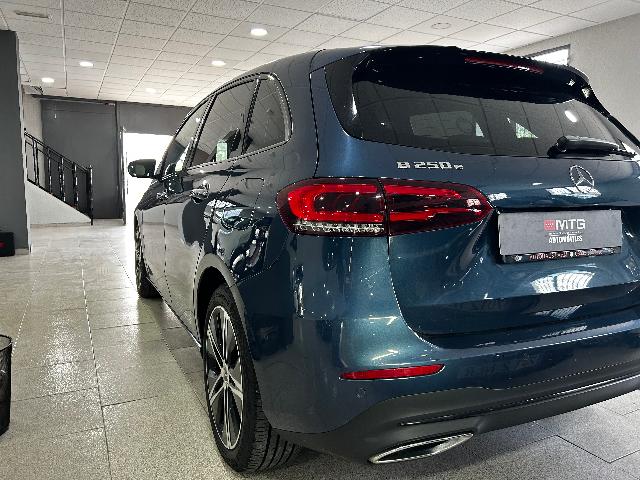 Mercedes-Benz Clase B 250 e azul vista trasera lateral derecha