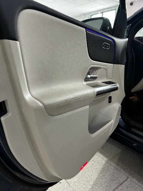 Mercedes-Benz Clase B 250 e panel interior de puerta