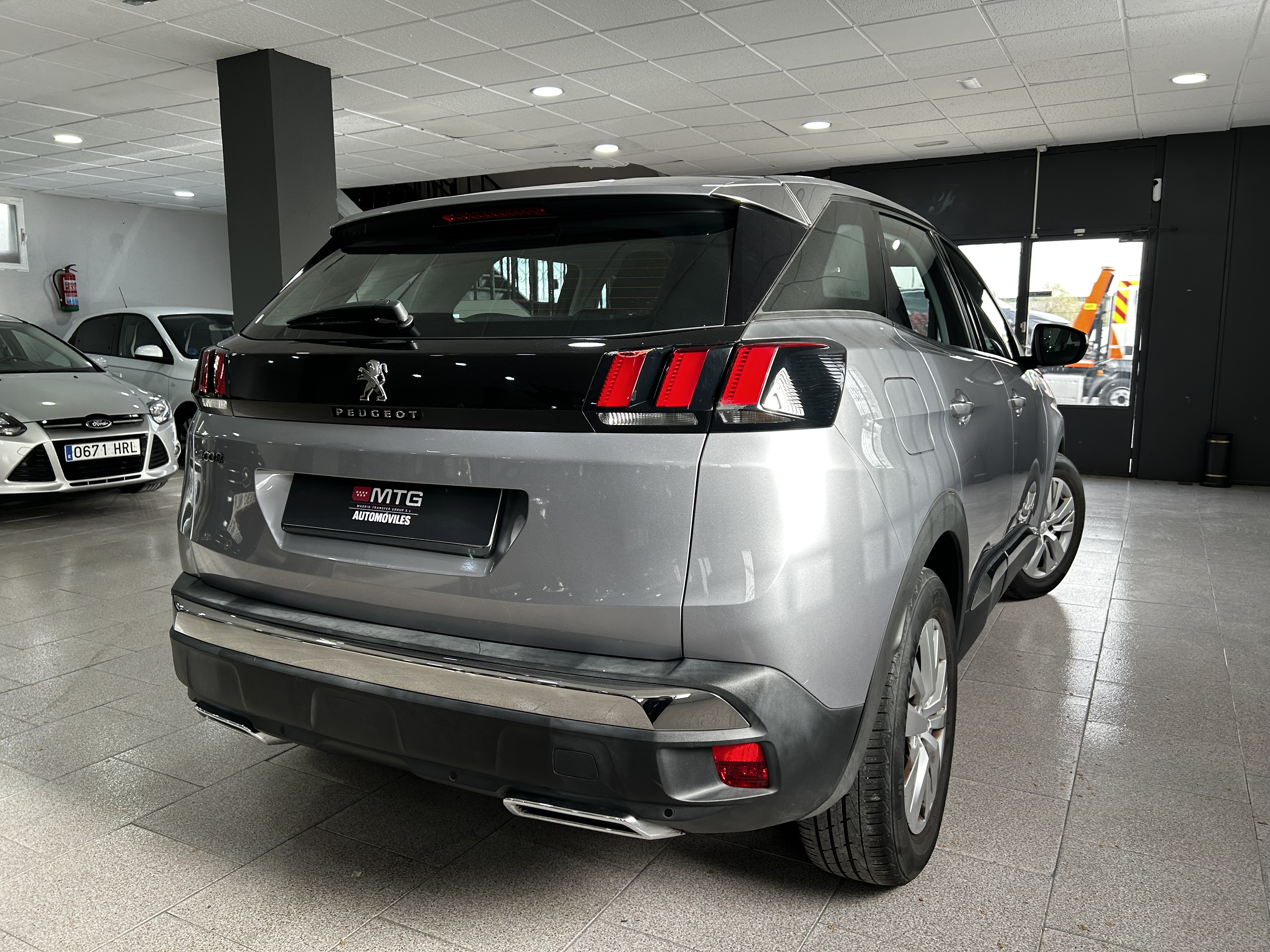 Peugeot 3008 gris plata vista trasera
