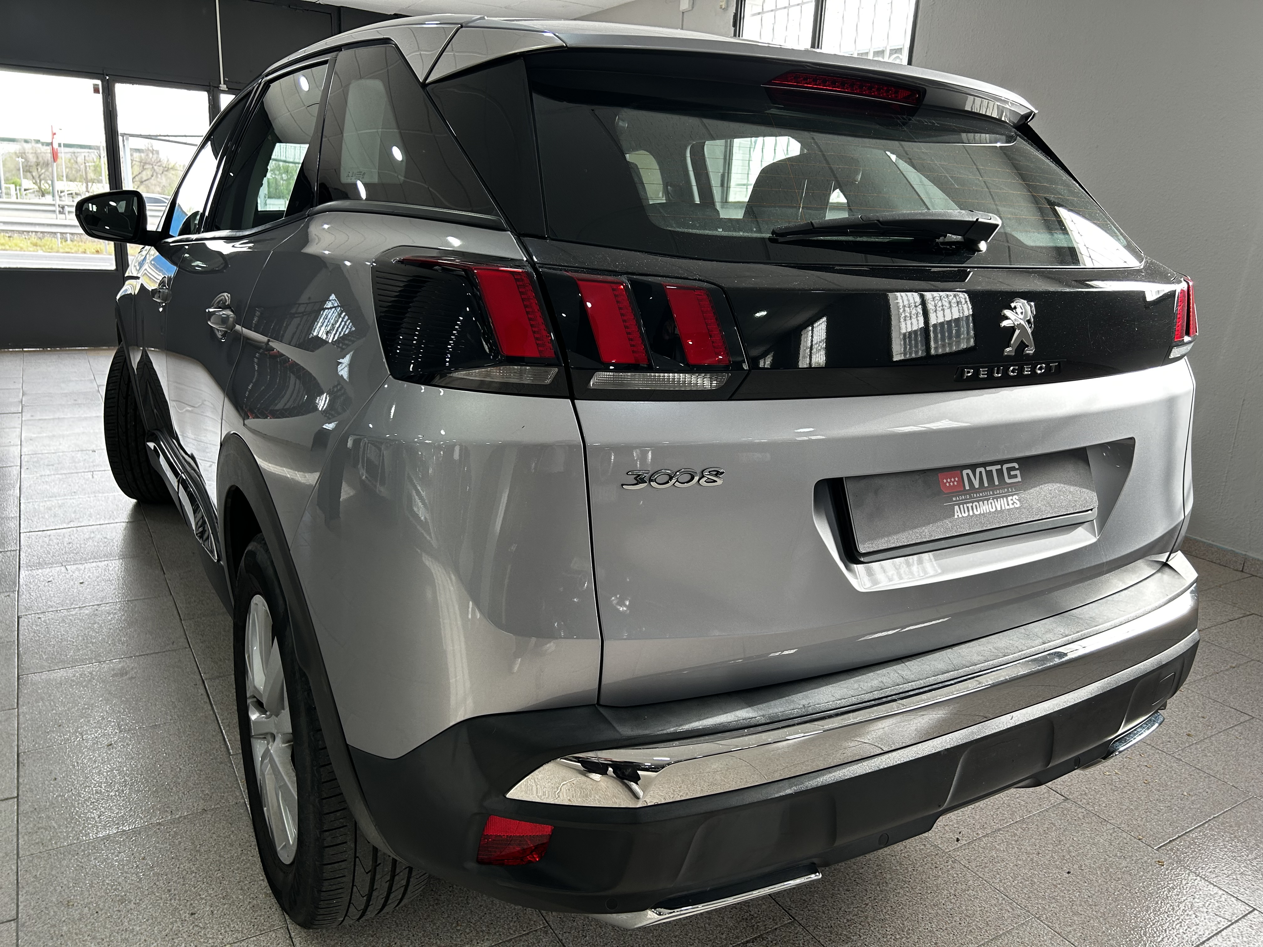 Peugeot 3008 gris plata trasera lateral
