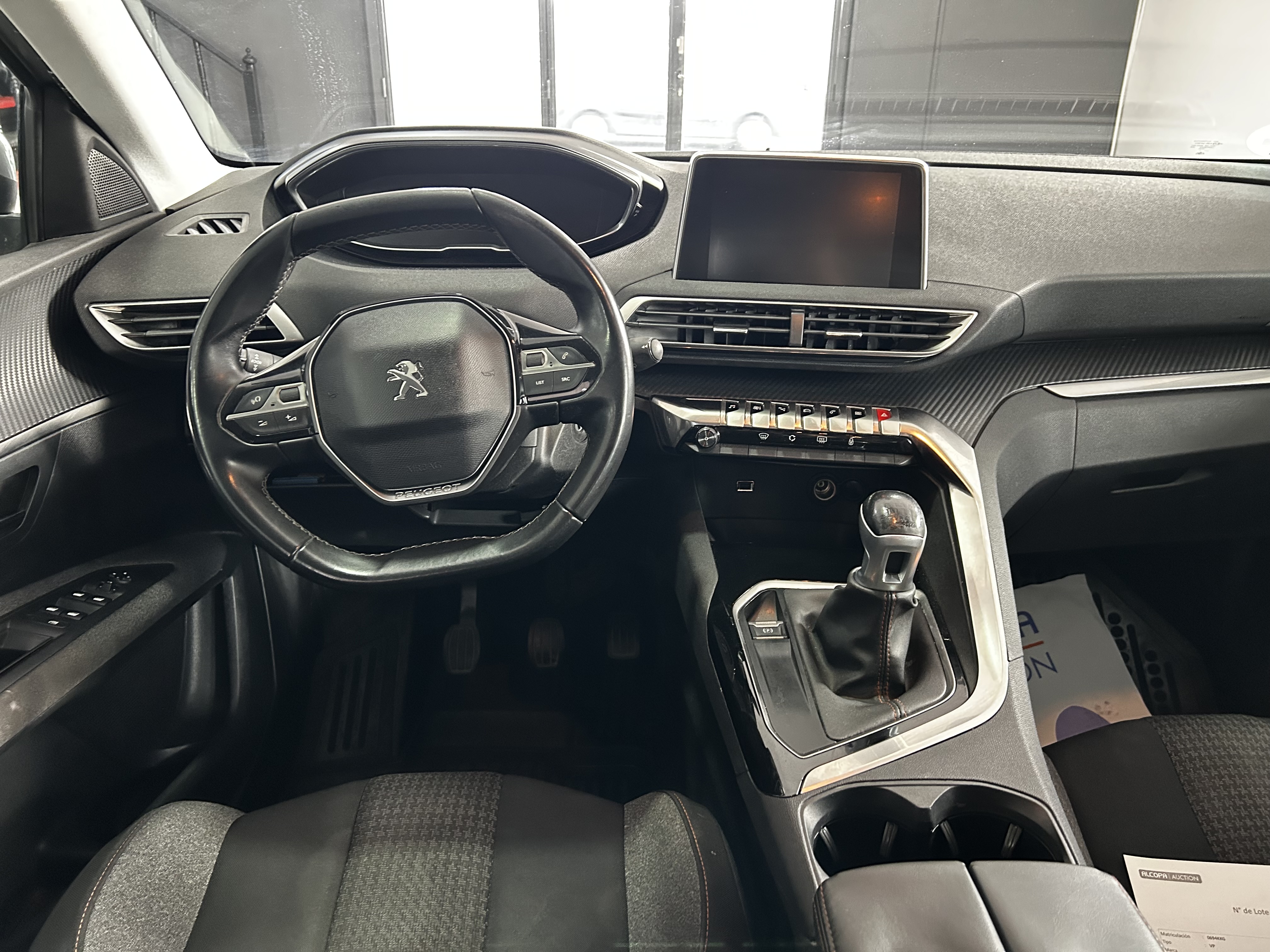 Interior del Peugeot 3008 con puesto de conducción