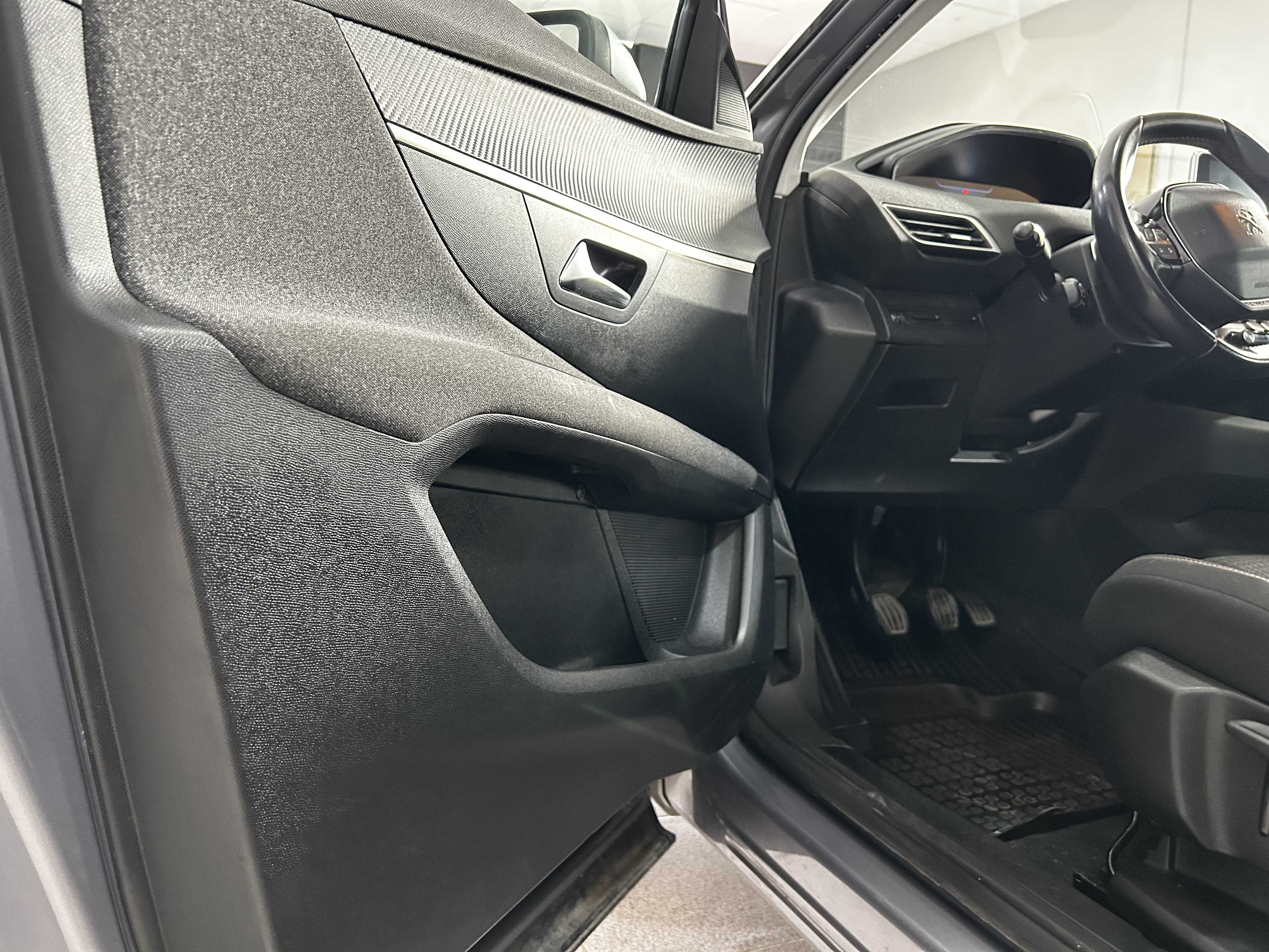 Detalle interior de la puerta del Peugeot 3008