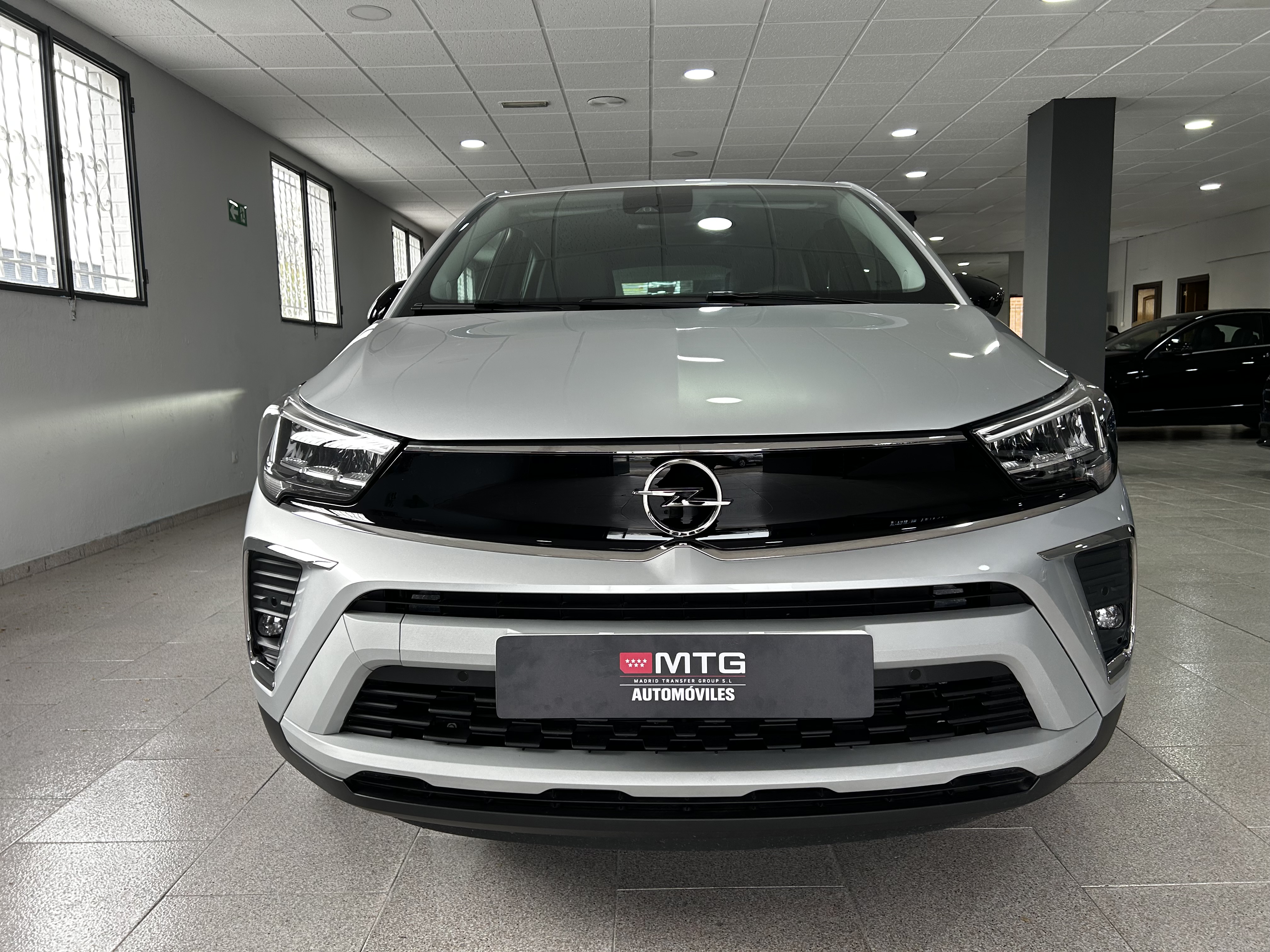 Opel Crossland gris plata vista frontal