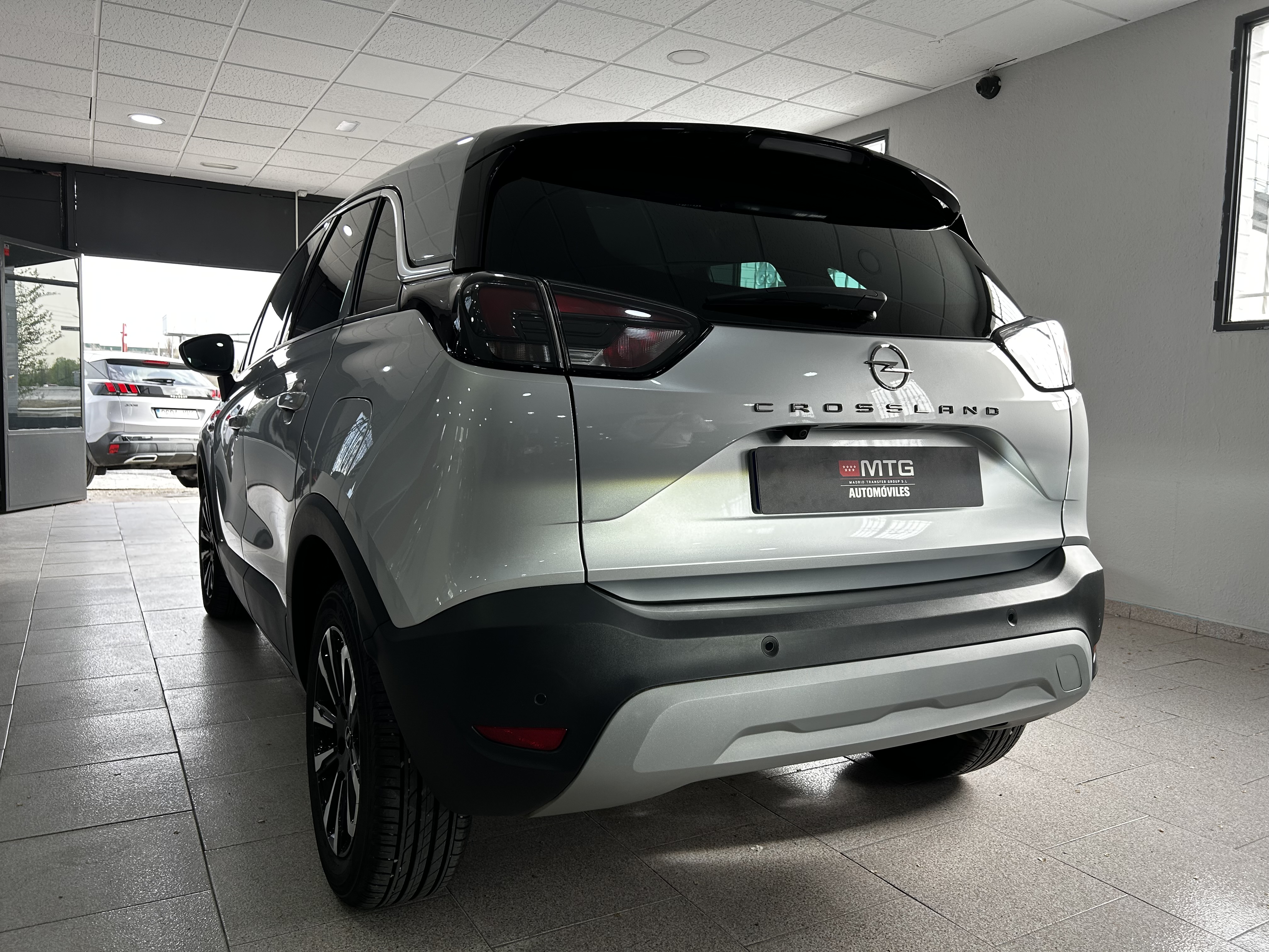 Opel Crossland gris plata vista trasera izquierda