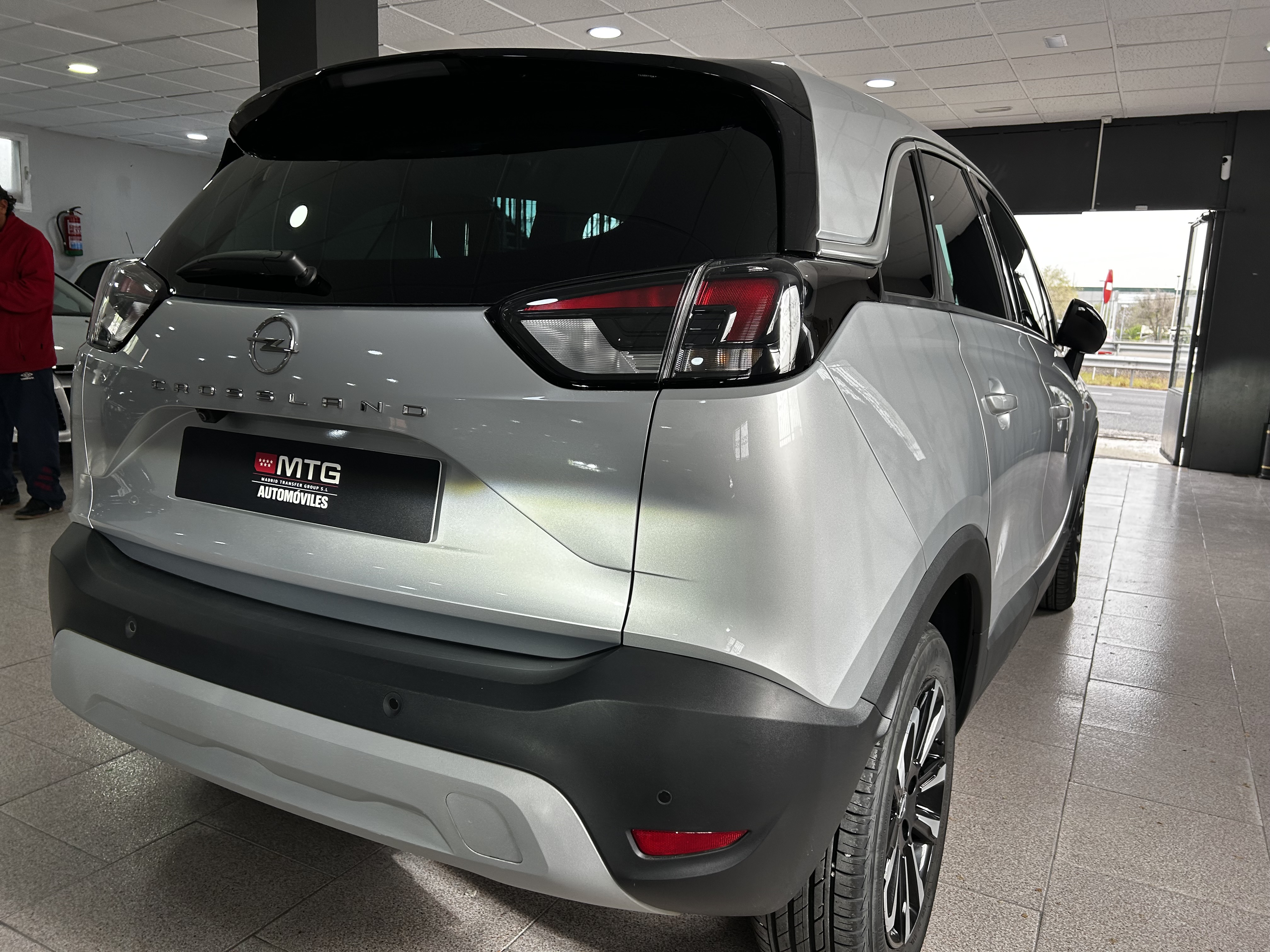 Opel Crossland gris plata vista trasera derecha
