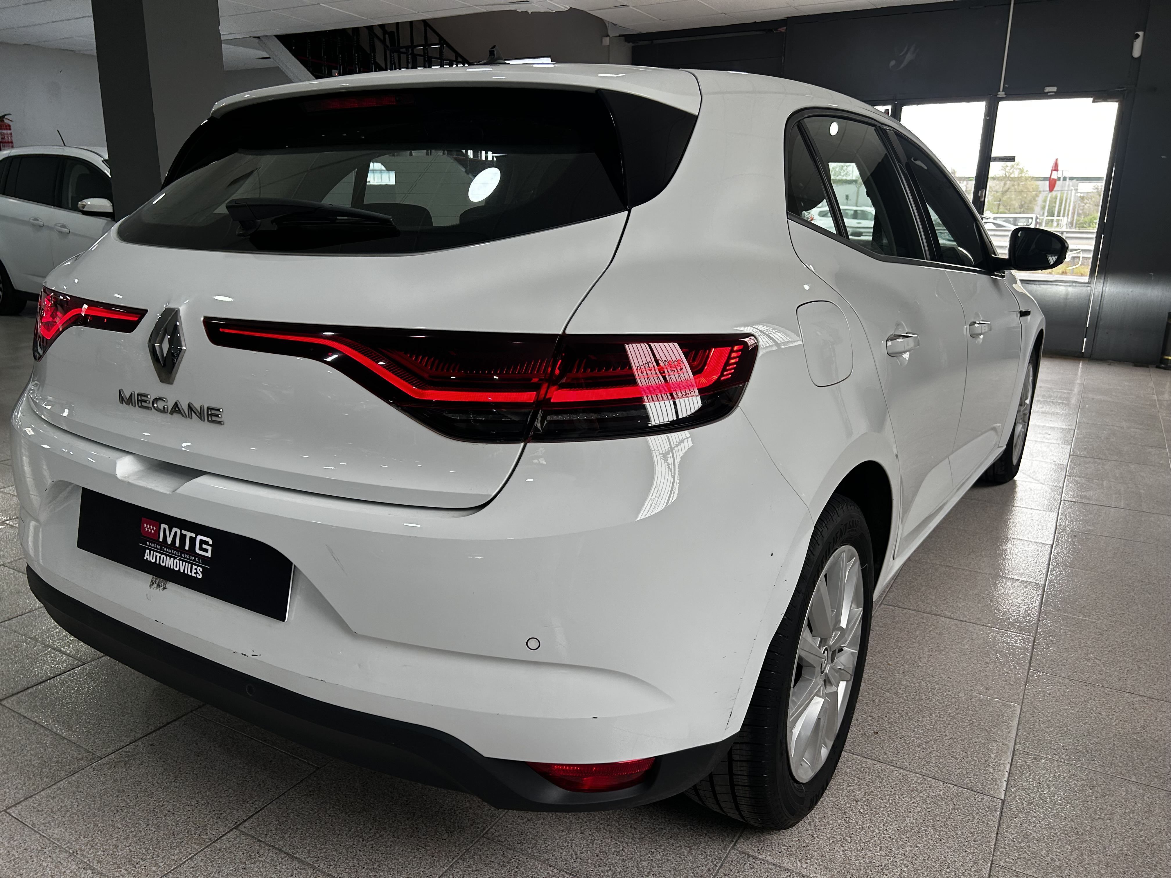 Renault Mégane blanco vista trasera lateral