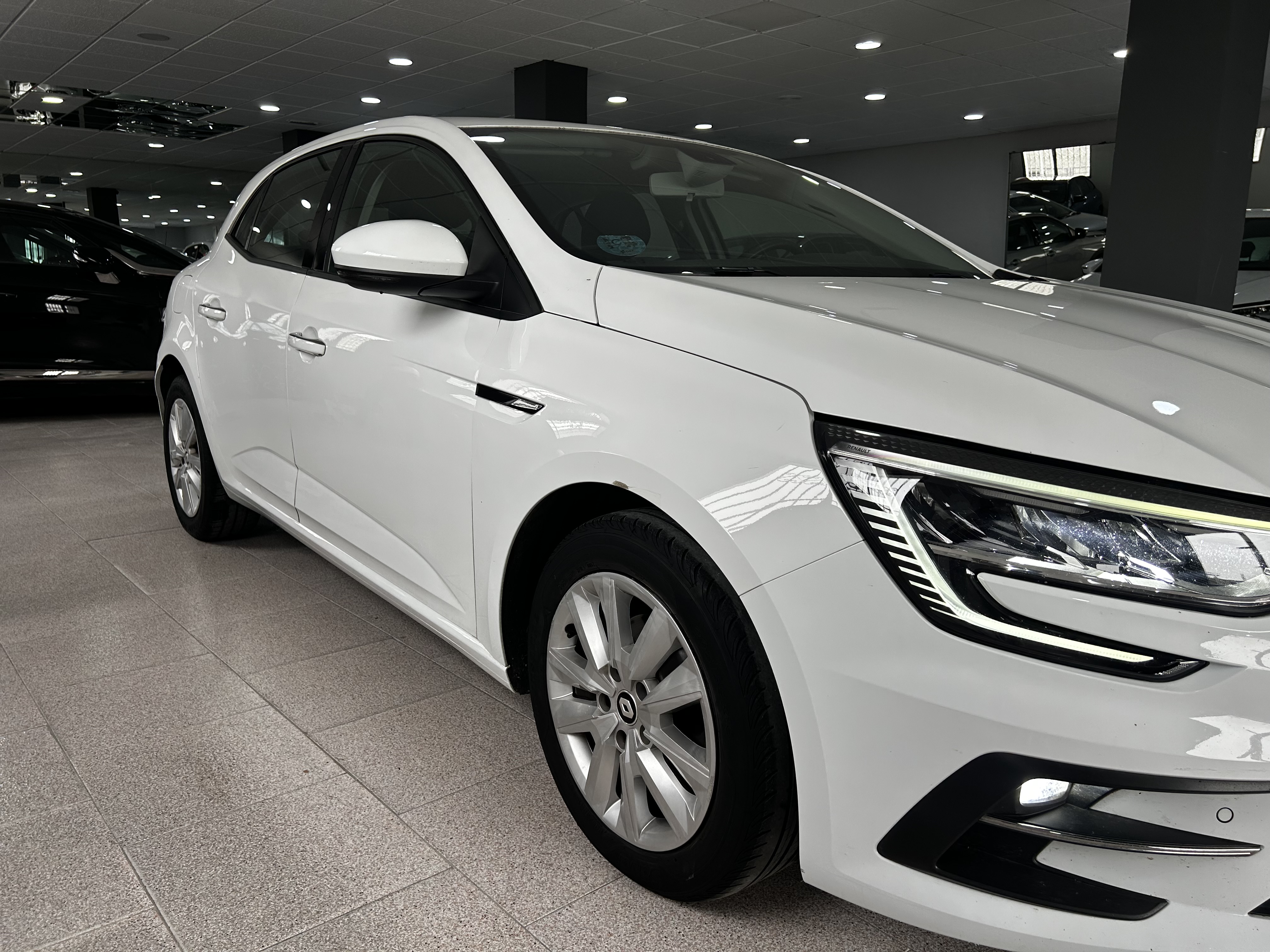 Renault Mégane blanco vista trasera