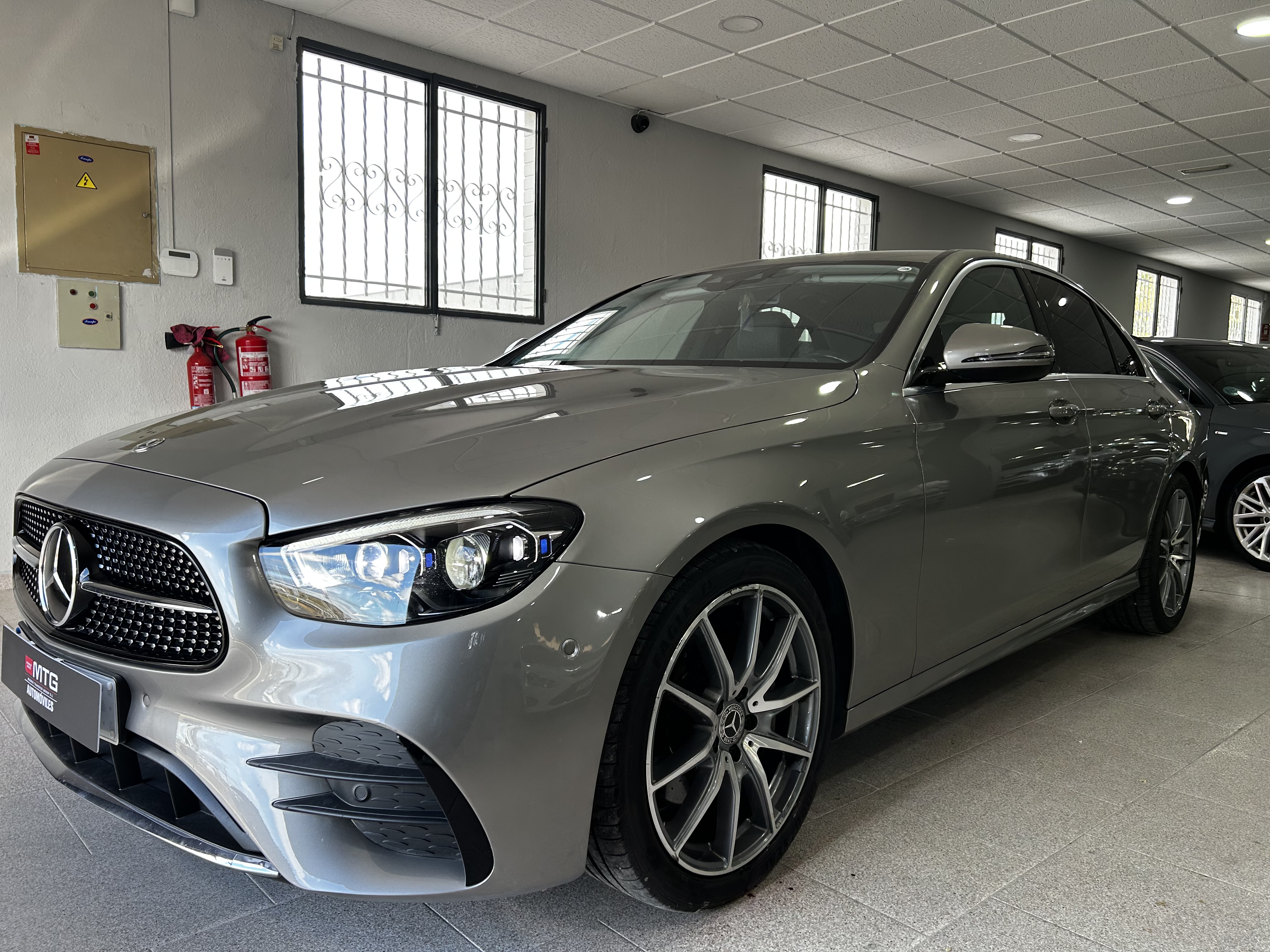 Mercedes-Benz Clase E 200 gris plata fotografía exterior 3