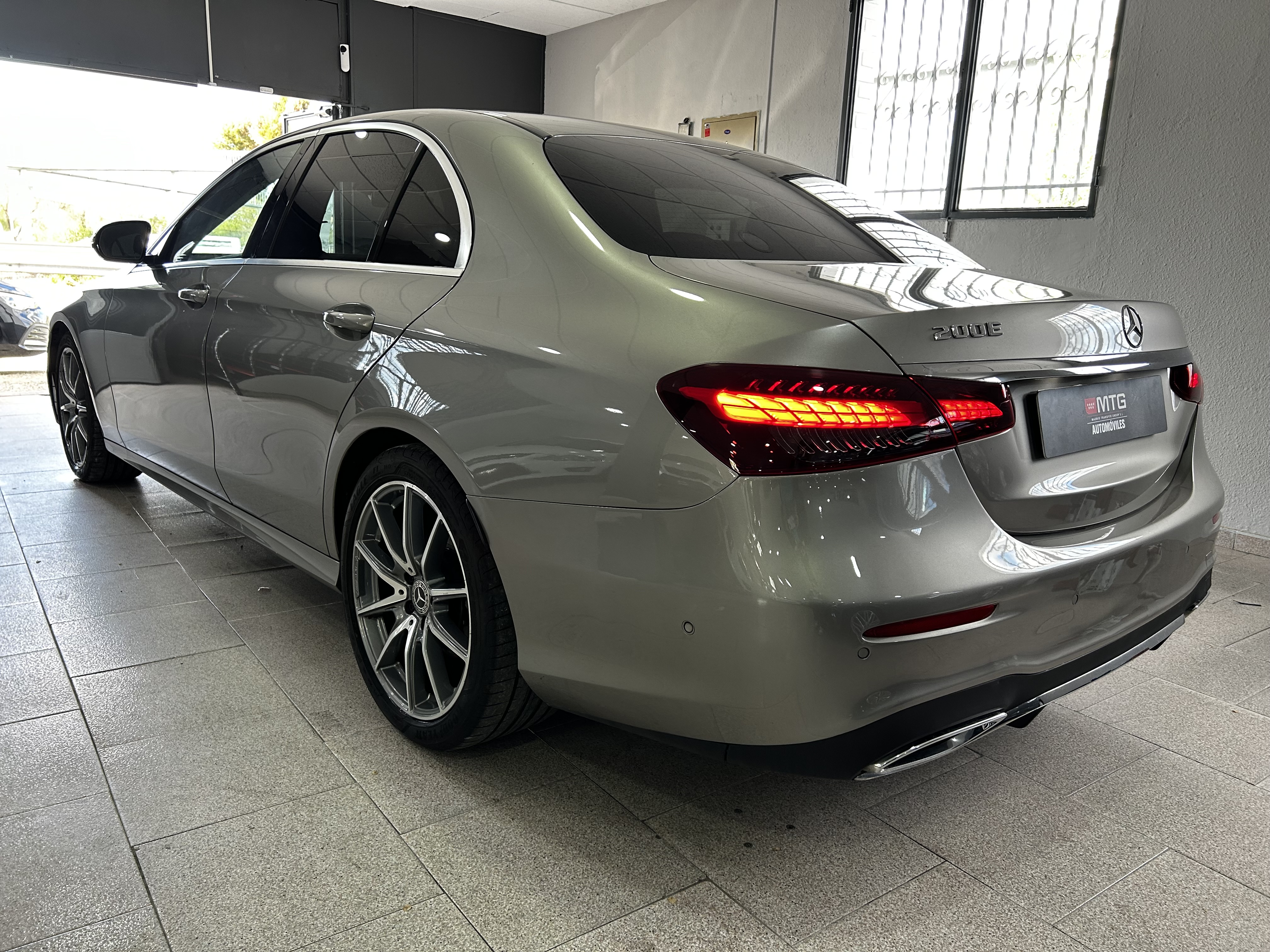 Mercedes-Benz Clase E 200 gris plata fotografía exterior 4