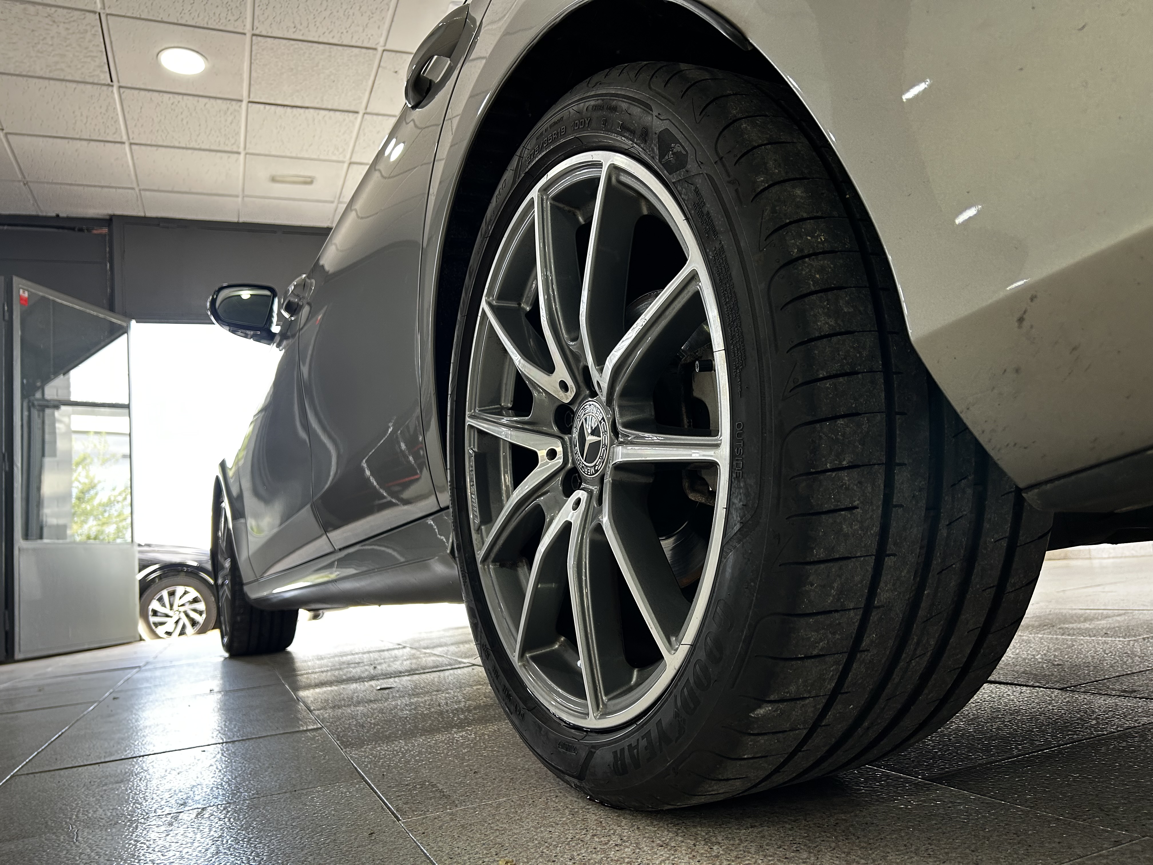 Mercedes-Benz Clase E 200 gris plata fotografía exterior 5