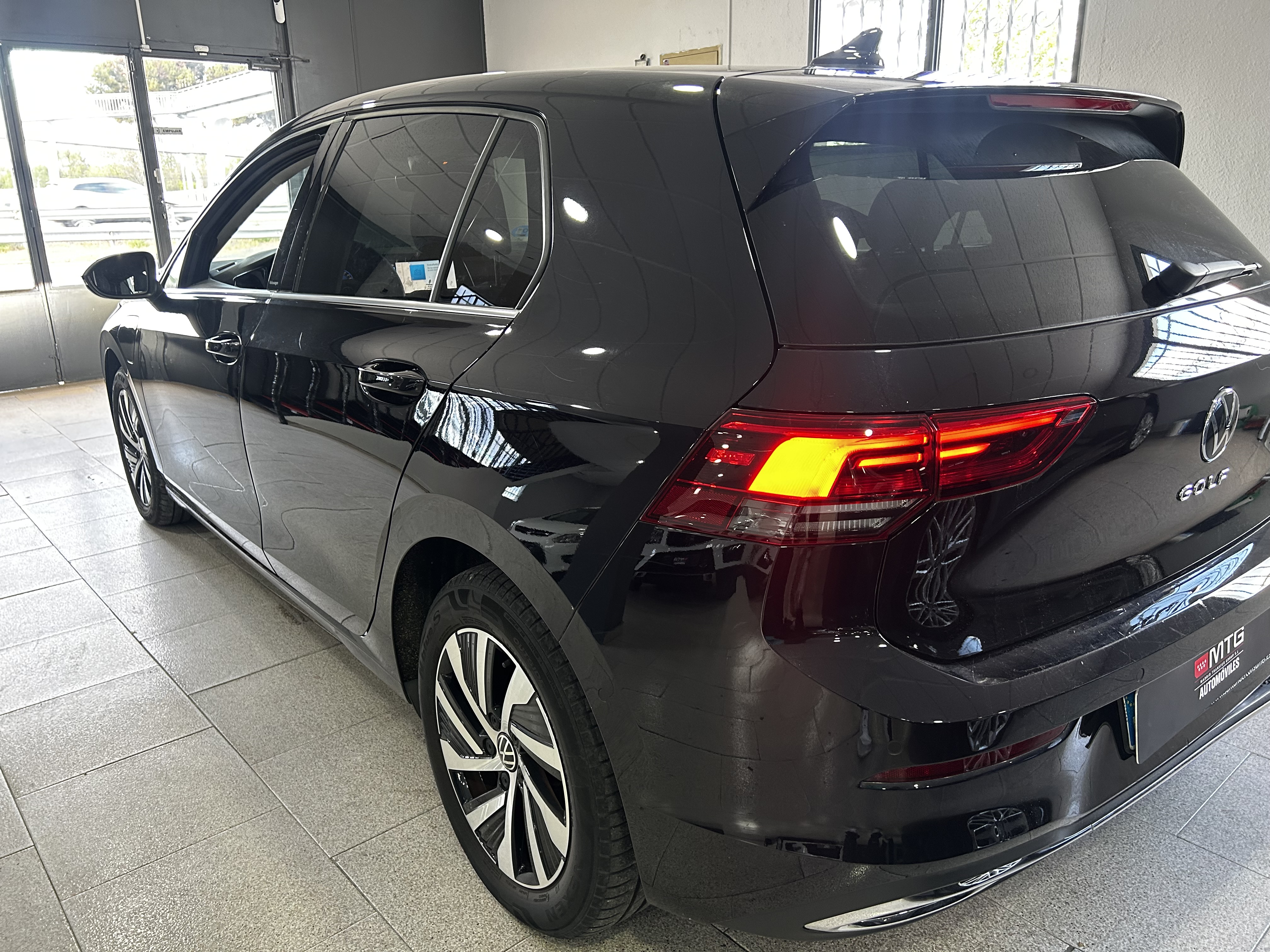 Volkswagen Golf eHybrid negro vista trasera lateral