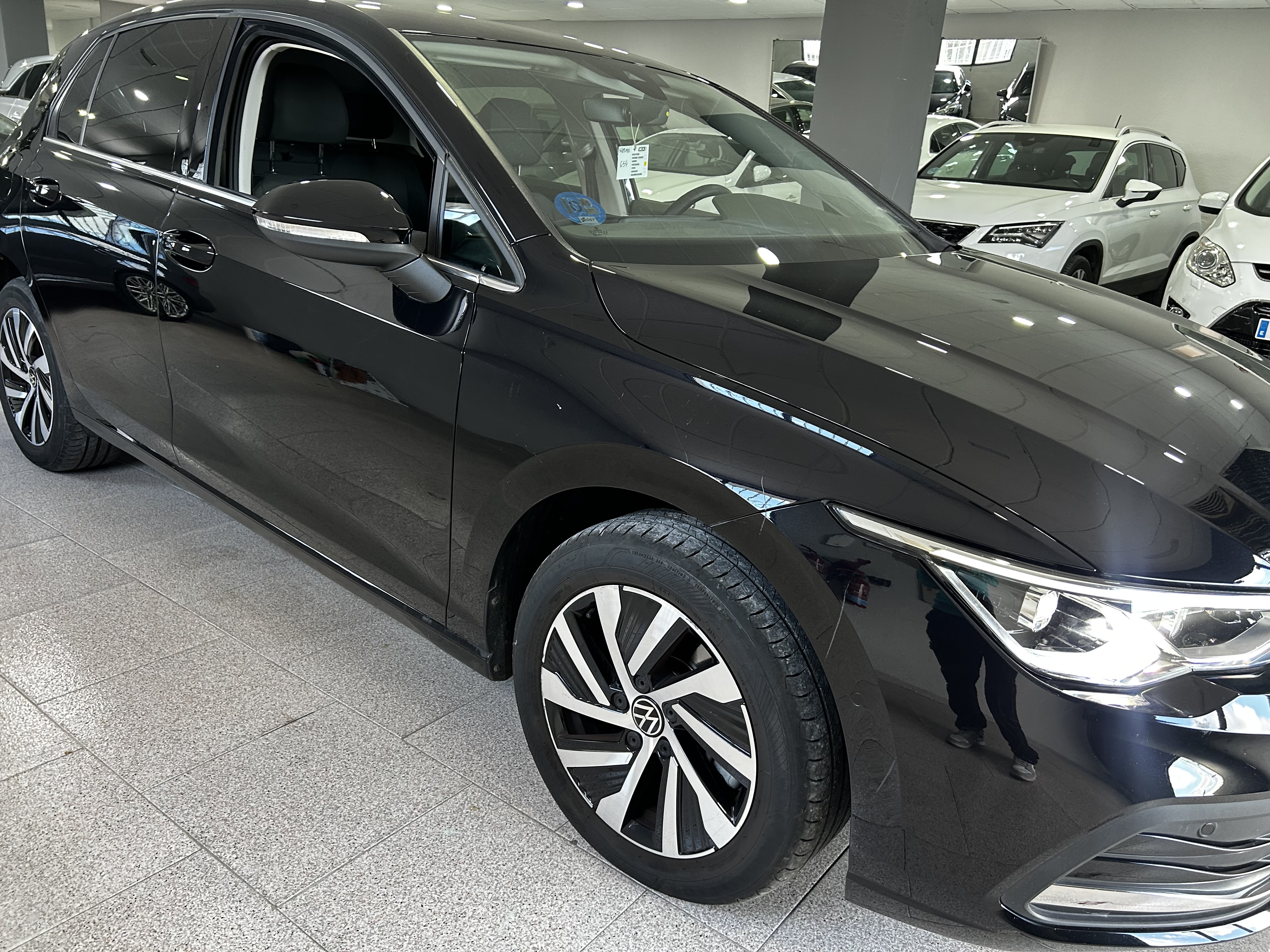 Volkswagen Golf eHybrid negro detalle lateral delantero