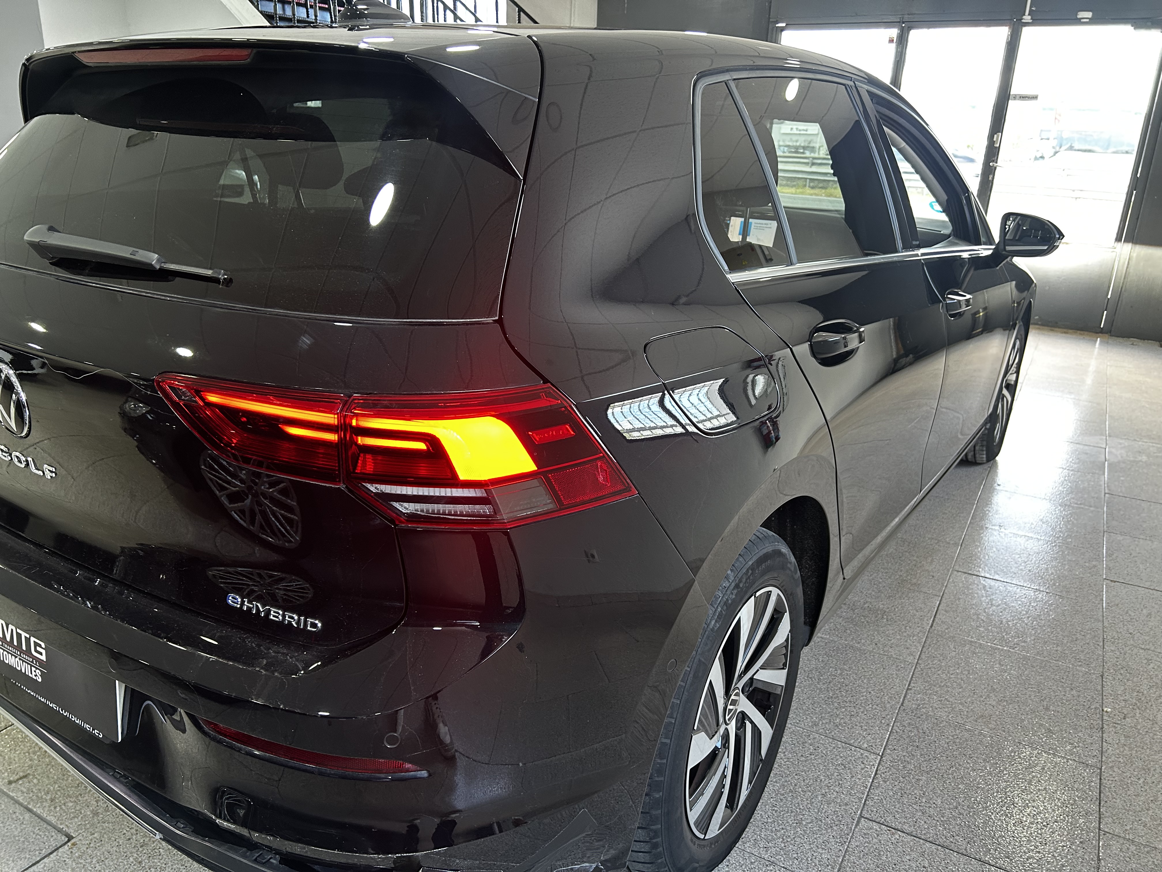 Volkswagen Golf eHybrid negro parte trasera con distintivo híbrido