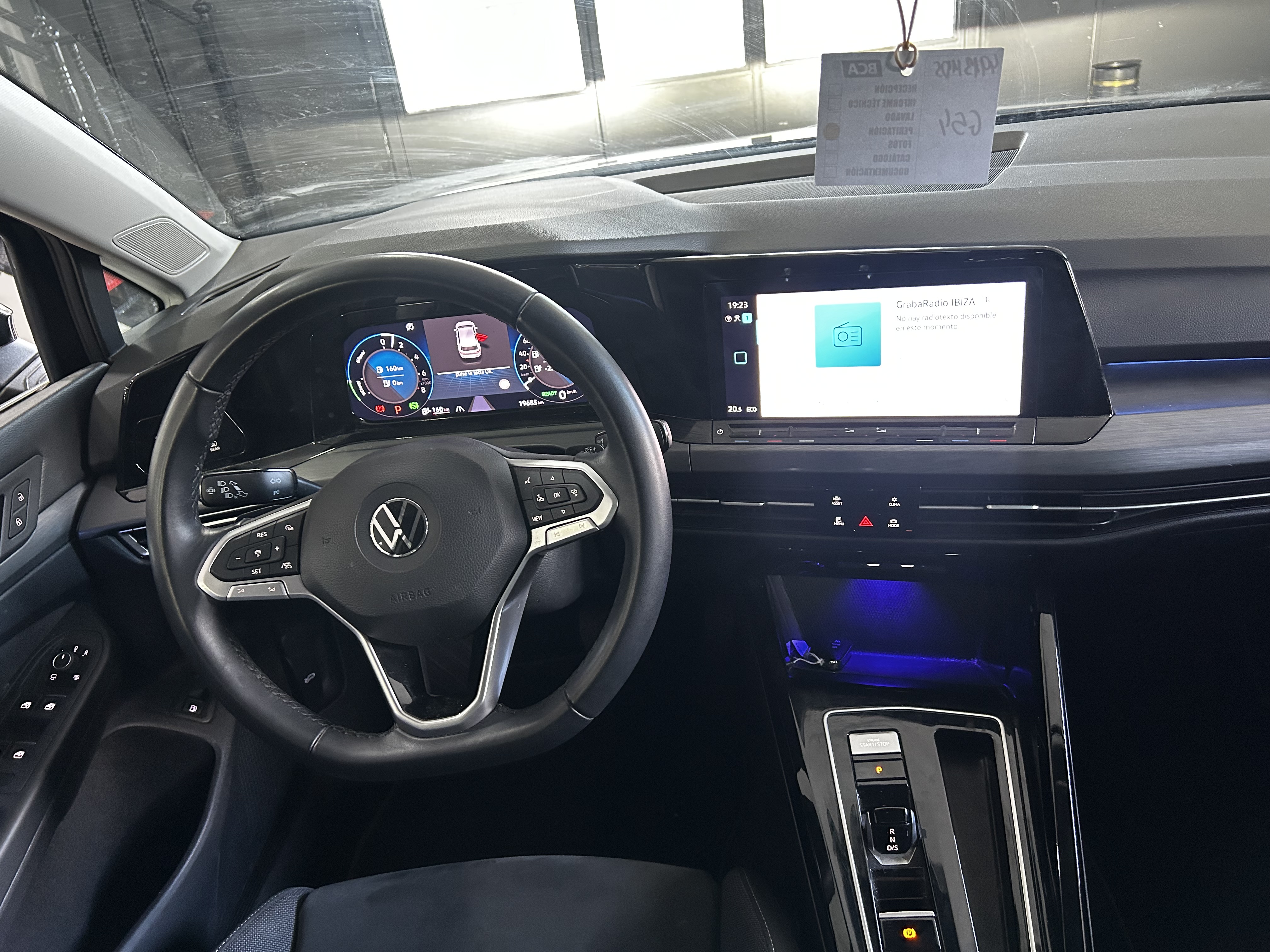 Interior del Volkswagen Golf eHybrid con cuadro digital